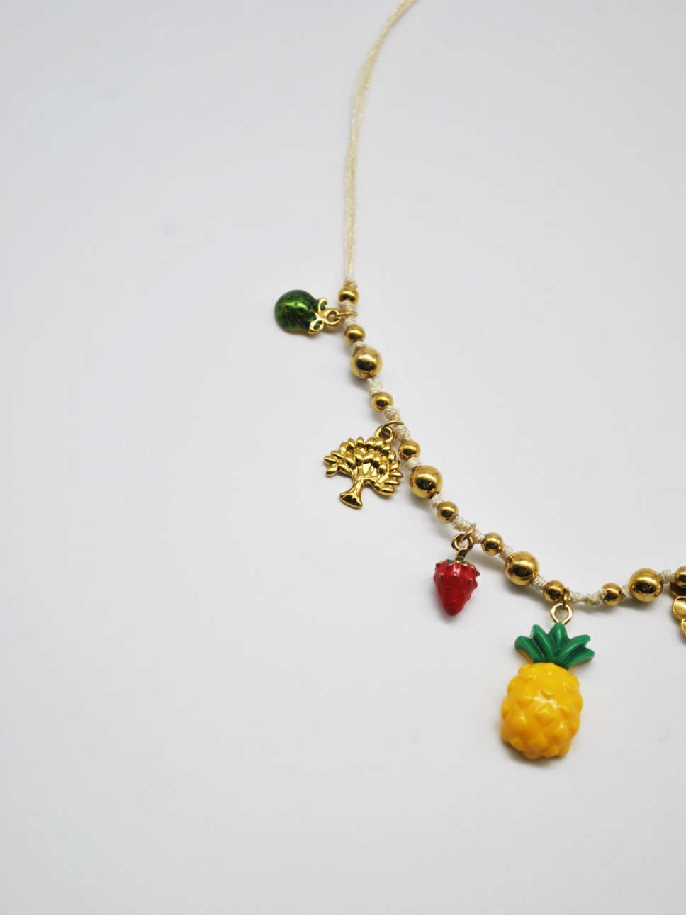 COLAR EM CORDÃO E PENDENTES DE FRUTAS COLAR EM CORDÃO E PENDENTES DE FRUTAS