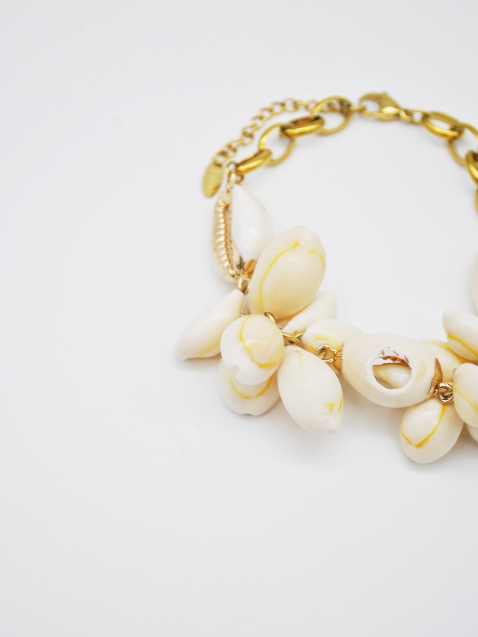 PULSEIRA COM PENDENTES DE CONCHAS PULSEIRA COM PENDENTES DE CONCHAS