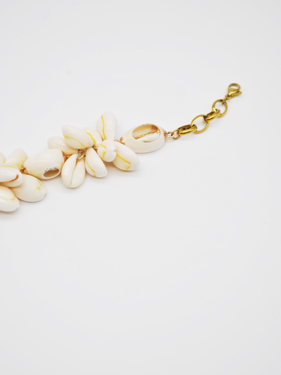 PULSEIRA COM PENDENTES DE CONCHAS PULSEIRA COM PENDENTES DE CONCHAS