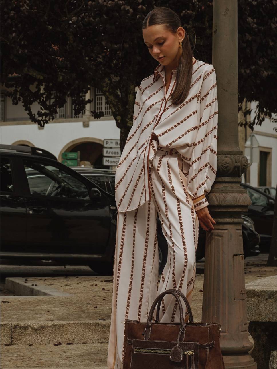 CALÇAS FLUÍDAS COM ESTAMPADO DE CORRENTES CALÇAS FLUÍDAS COM ESTAMPADO DE CORRENTES