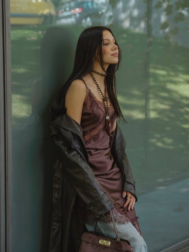 VESTIDO ASSIMÉTRICO ACETINADO COM RENDA VESTIDO ASSIMÉTRICO ACETINADO COM RENDA
