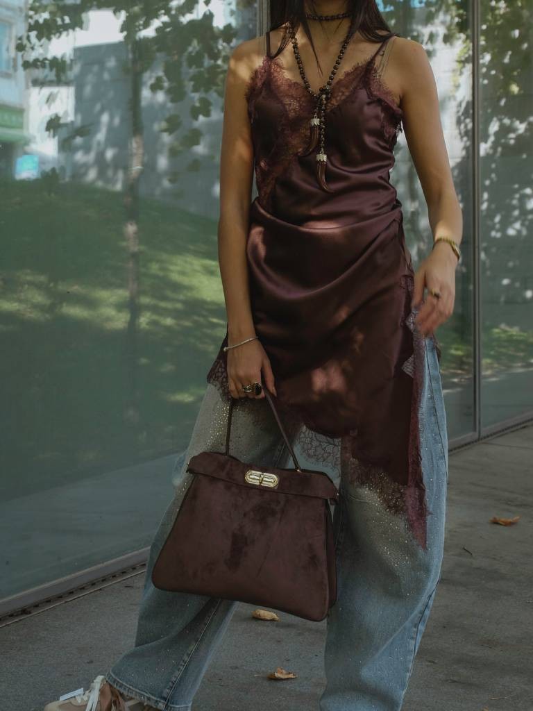 VESTIDO ASSIMÉTRICO ACETINADO COM RENDA VESTIDO ASSIMÉTRICO ACETINADO COM RENDA