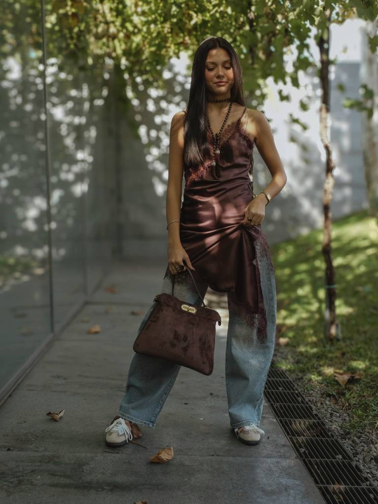 VESTIDO ASSIMÉTRICO ACETINADO COM RENDA VESTIDO ASSIMÉTRICO ACETINADO COM RENDA