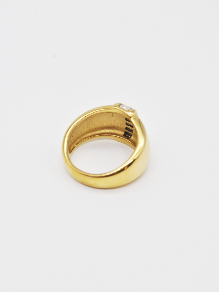 ANEL DOURADO COM BRILHANTES ANEL DOURADO COM BRILHANTES