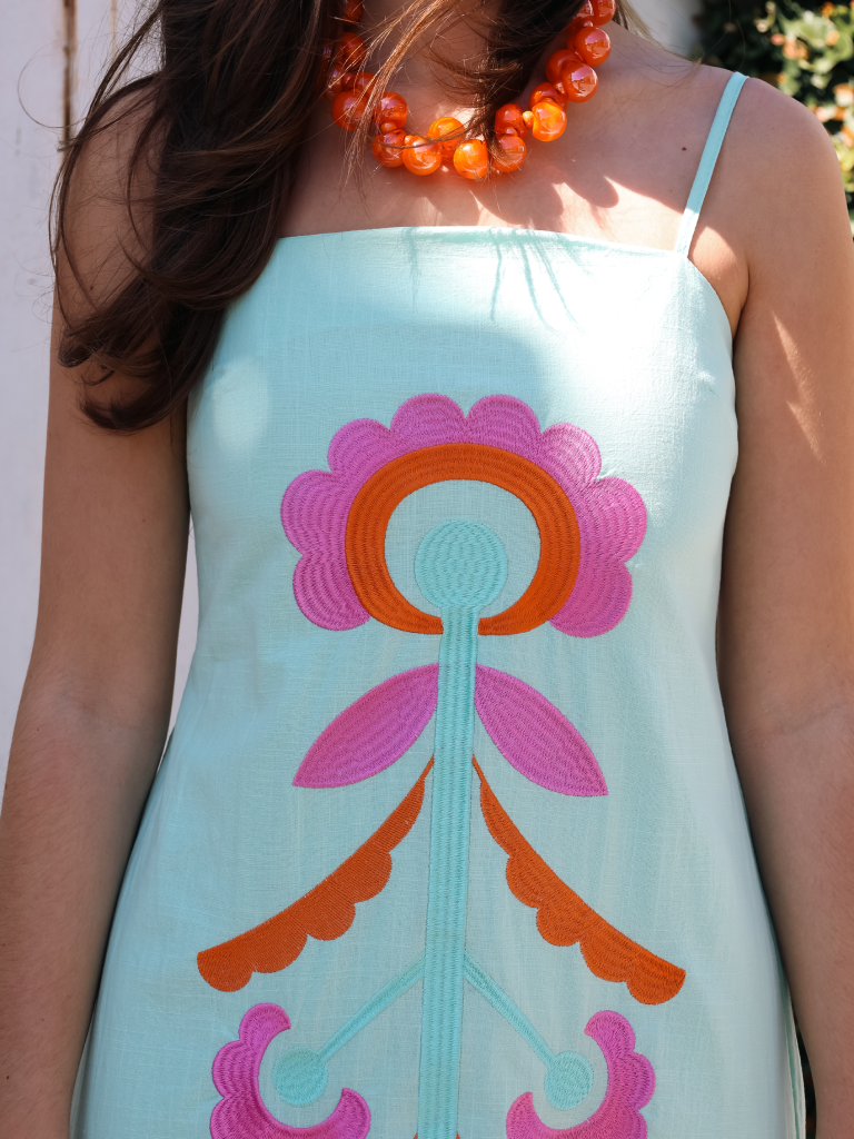 VESTIDO MIDI COM BORDADO VESTIDO MIDI COM BORDADO