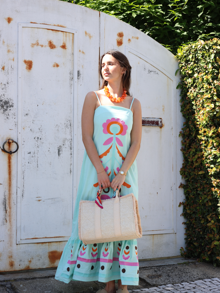VESTIDO MIDI COM BORDADO VESTIDO MIDI COM BORDADO