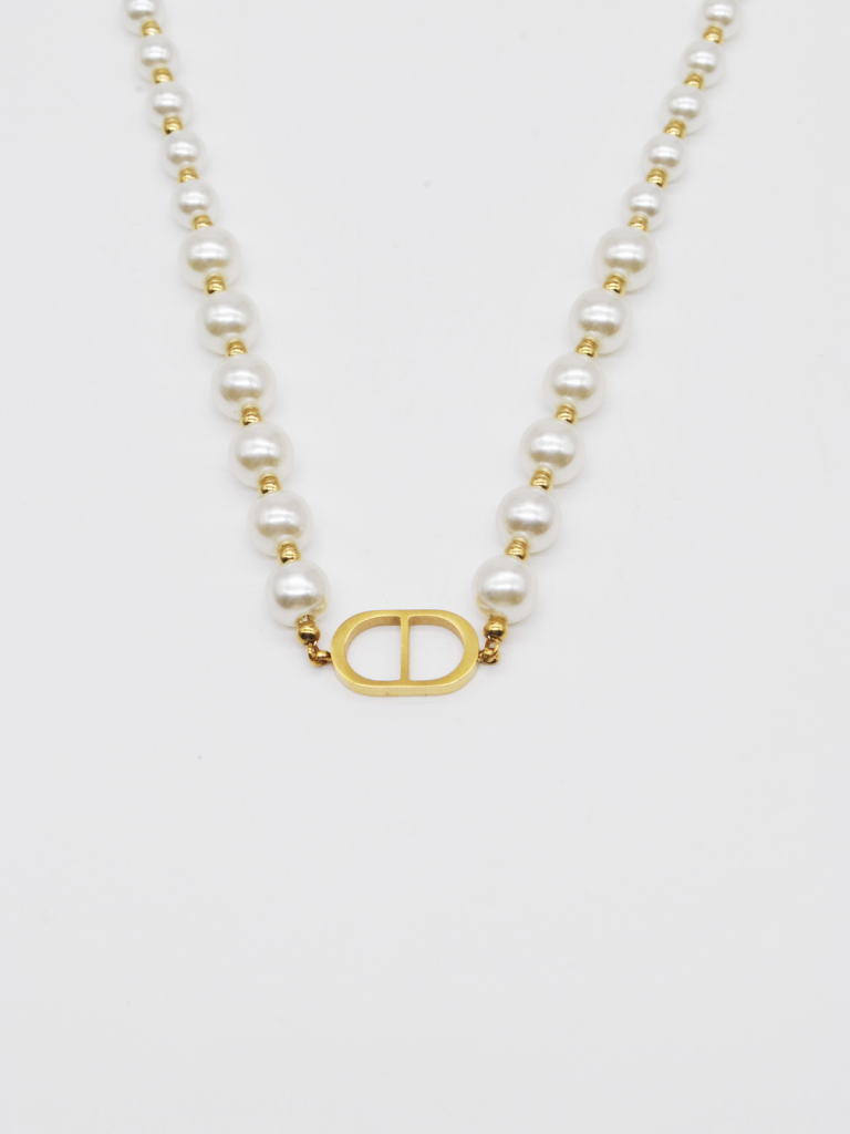 COLAR DE PÉROLAS COM DETALHE DOURADO COLAR DE PÉROLAS COM DETALHE DOURADO