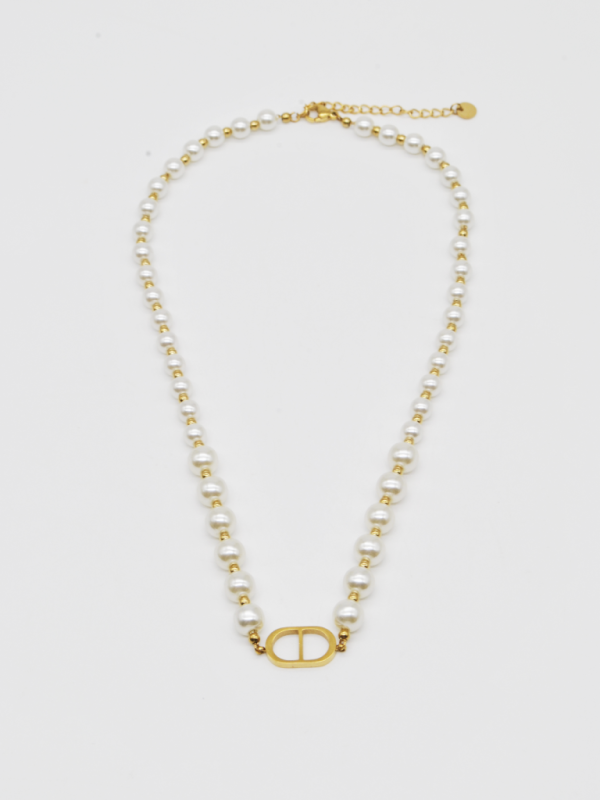 COLAR DE PÉROLAS COM DETALHE DOURADO