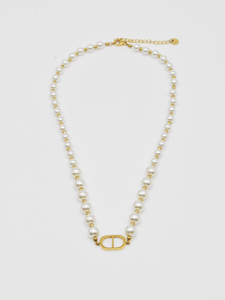 COLAR DE PÉROLAS COM DETALHE DOURADO COLAR DE PÉROLAS COM DETALHE DOURADO